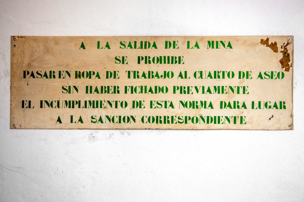 Cartel de seguridad del pozo San Luis. Ecomuseo del Valle del Samuño. Langreo. Asturias 2020