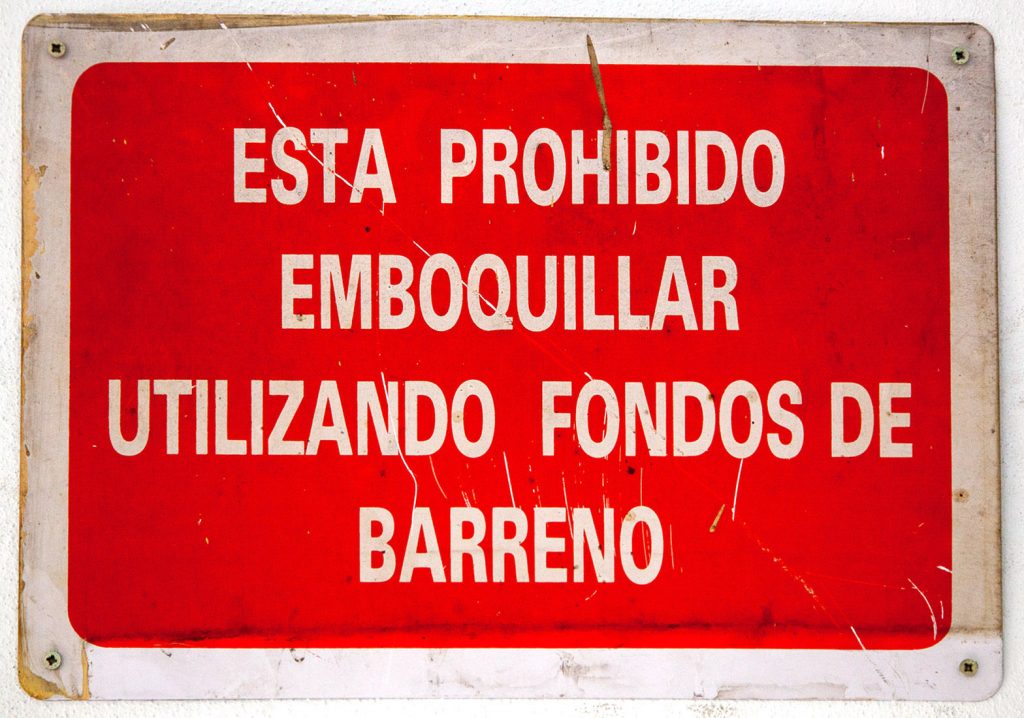 Cartel de seguridad. Pozo San Luis. Ecomuseo del Valle del Samuño. Langreo. Asturias 2020