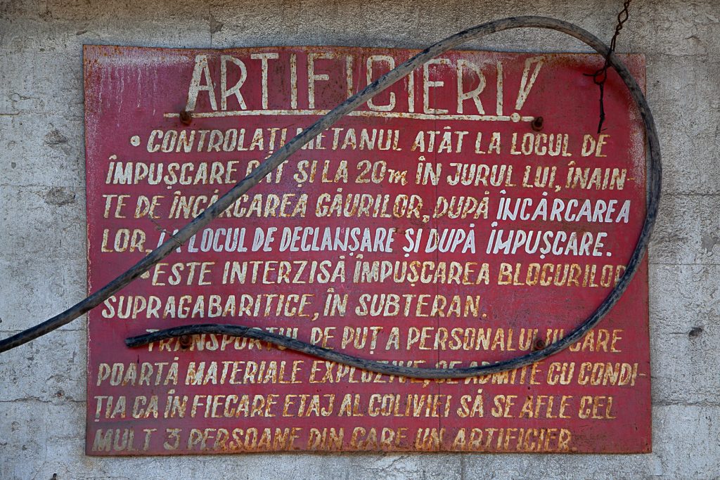 Cartel de seguridad de las antiguas instalaciones de la Mina Petrila. Petrila. Rumanía 2021