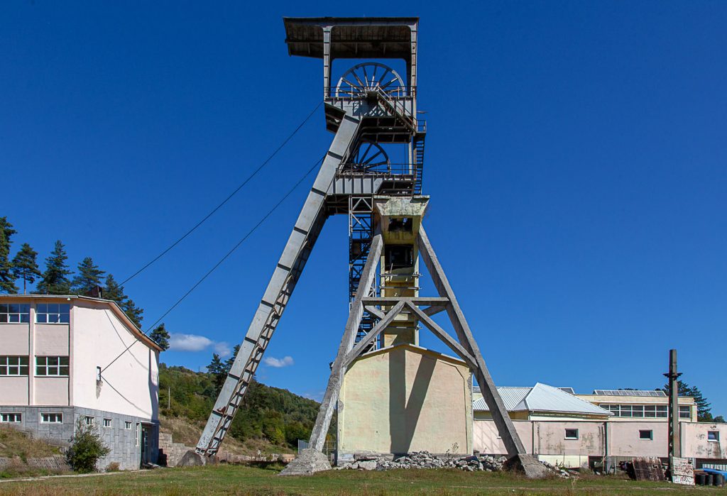 Castillete de las instalaciones abandonadas de la Mina Aninoasa. Rumania 2021