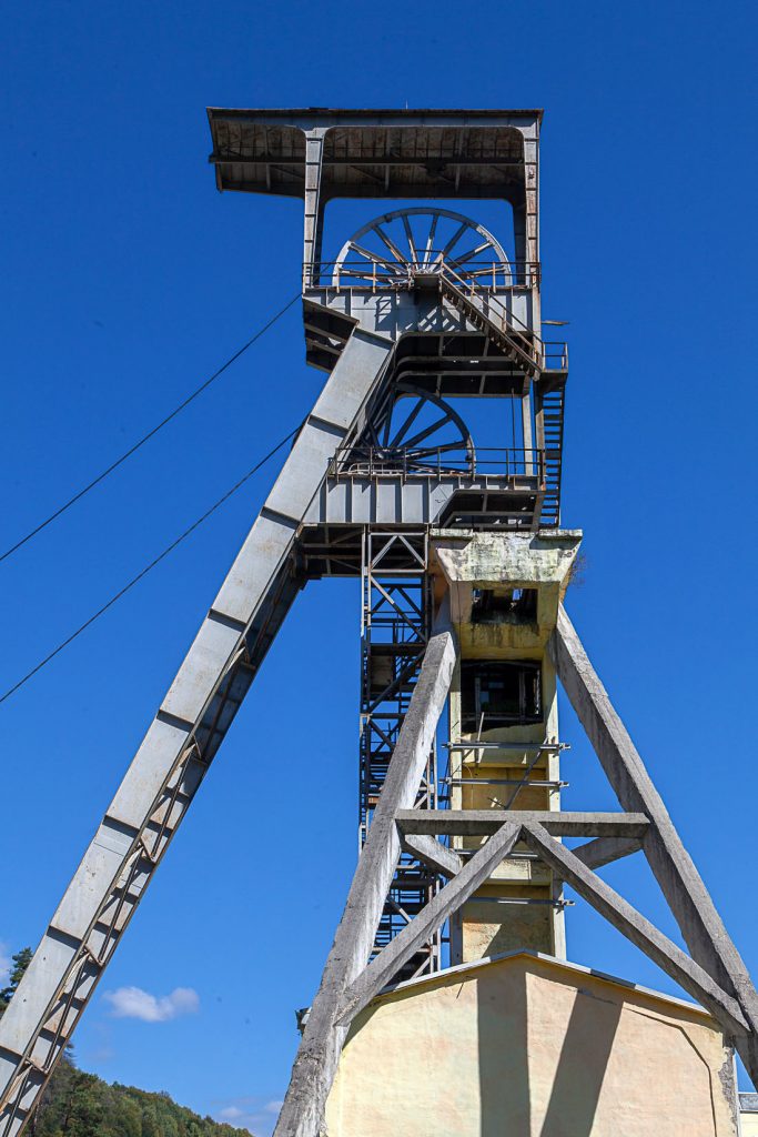 Castillete de las instalaciones abandonadas de la Mina Aninoasa. Rumania 2021