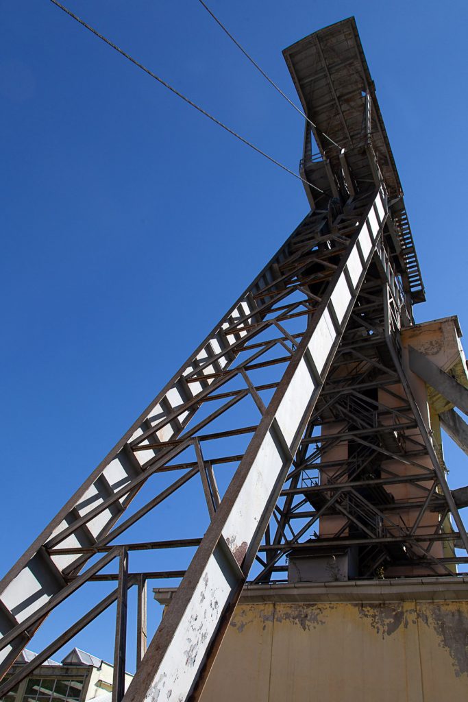 Castillete de las instalaciones abandonadas de la Mina Aninoasa. Rumania 2021