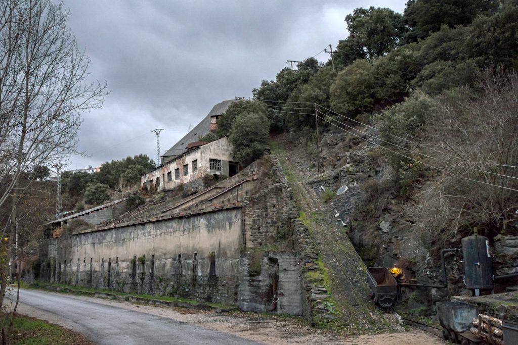 Entrada a la mina del Oro. Cargadero de la mina carbones Viloria. Torre del Bierzo. León 2021