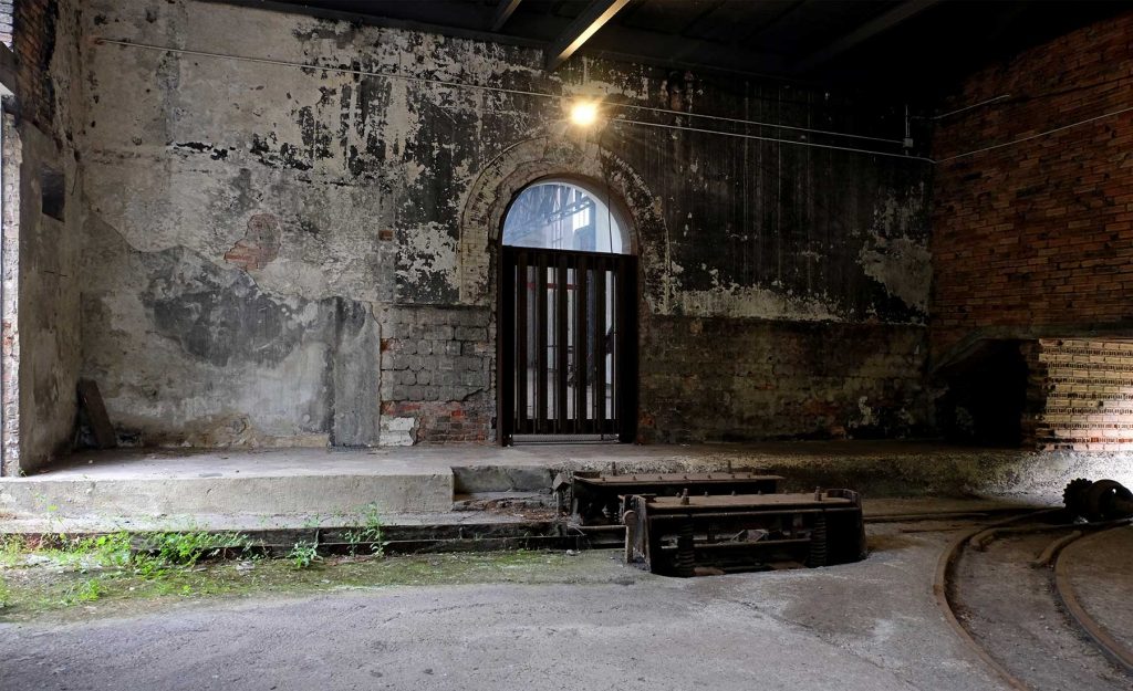 Acceso lateral a la sala de compresores del Pozo Santa Bárbara. Valle de Turón. Mieres. Asturias. 2022