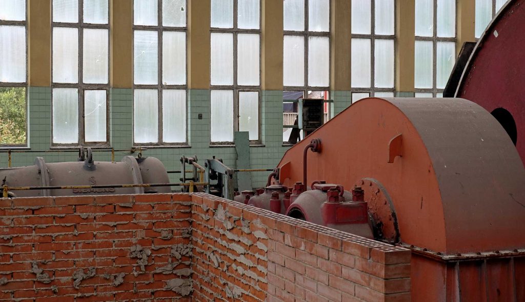 Detalle de la máquina de extracción del pozo auxiliar del Pozo Santa Bárbara. Valle de Turón. Mieres. Asturias. 2022