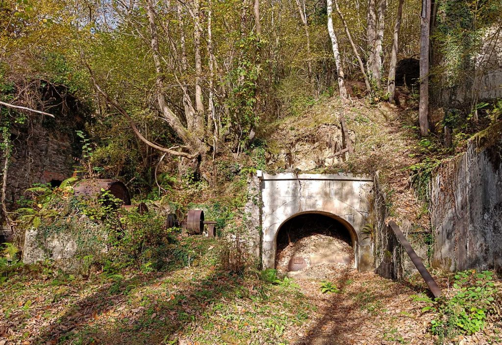 Ventilador y bocamina junto al Pozo San Fernando. Aller. Asturias. 2022