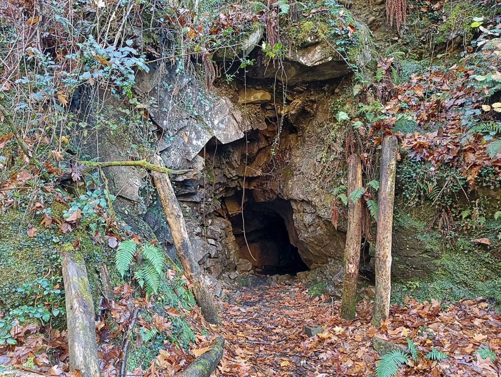 Bocamina en la ruta de la cascada de Xurbeo. Aller. Asturias. 2022