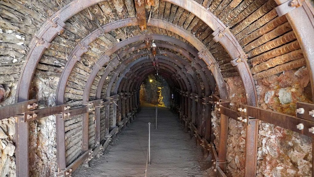 Interior de la galería de acceso a la corta de la mina Peña del Hierro. Minas de Riotinto. Huelva. 2023