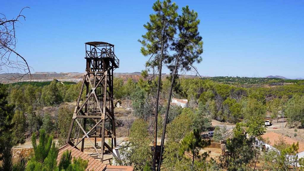 Vista frontal del castillete de la mina Peña del Hierro. Minas de Riotinto. Huelva. 2023