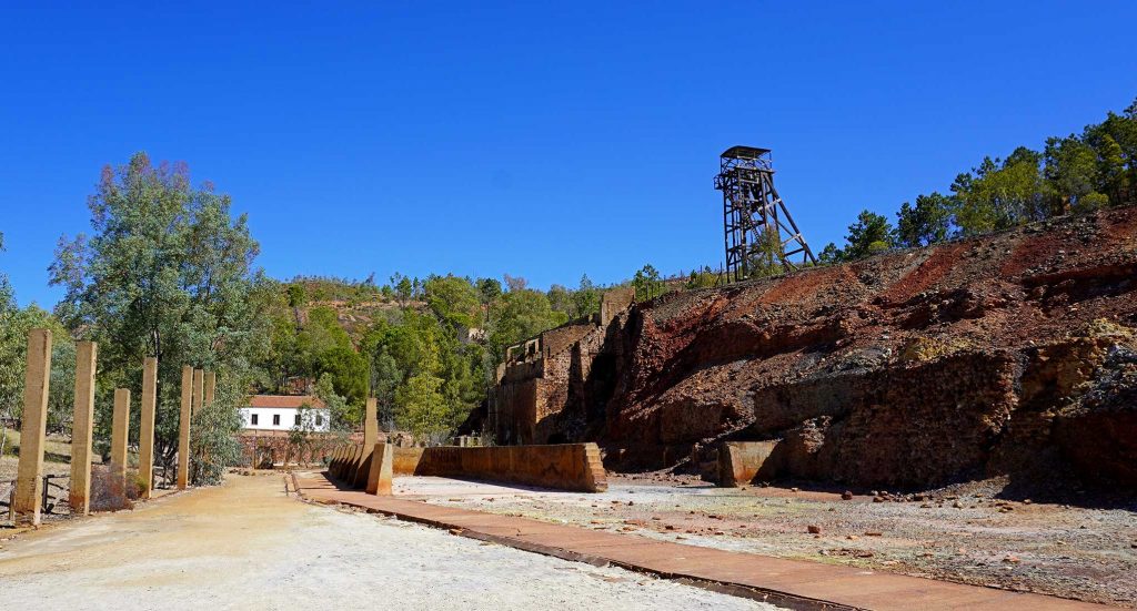 Vista lateral del castillete de la mina Peña del Hierro. Minas de Riotinto. Huelva. 2023