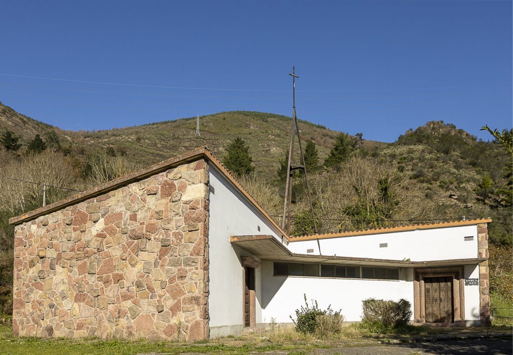 Antigua iglesia de el poblado de la Central Térmica del Narcea. Soto de la Barca. Tineo. Asturias 2023