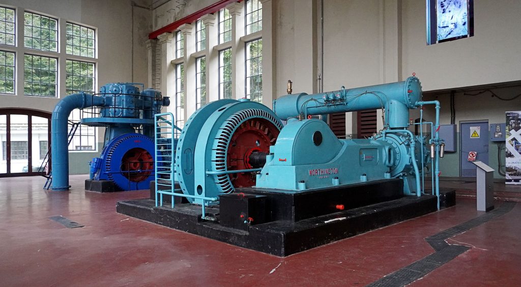 Vista lateral de los compresores del Pozo San Luis. La Nueva. Langreo. Asturias. 2024