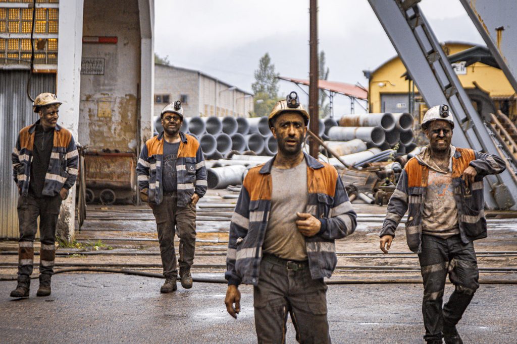 Salida de un relevo de trabajadores. Pozo Nicolasa. Ablaña. Mieres. Asturias 2024