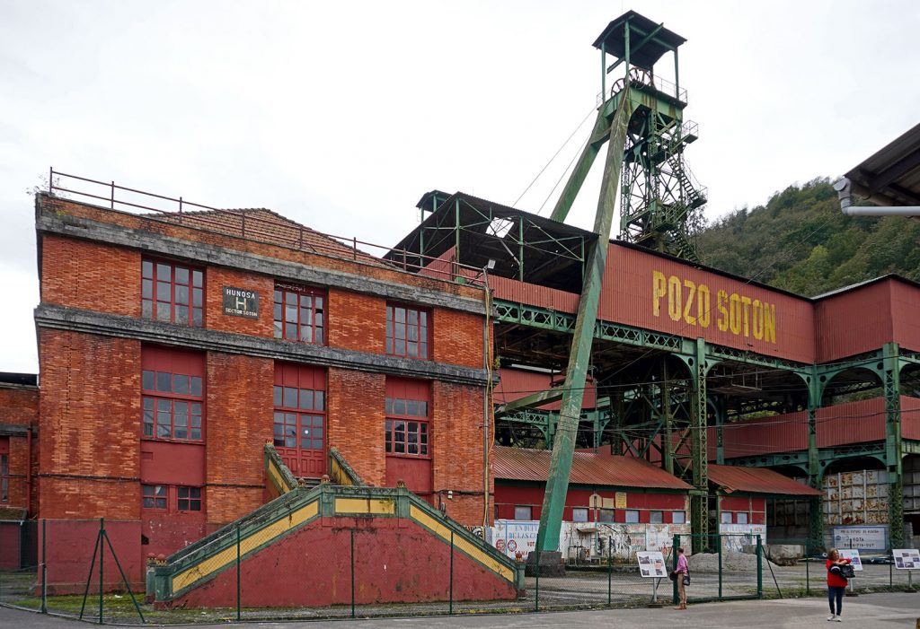 Vista lateral del Pozo Sotón. San Martín del Rey Aurelio. Asturias. 2024