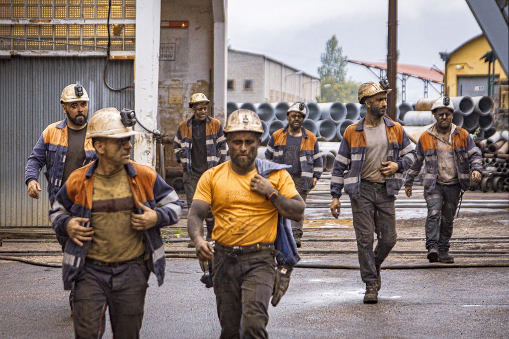 Salida de un relevo de trabajadores. Pozo Nicolasa. Ablaña. Mieres. Asturias 2024