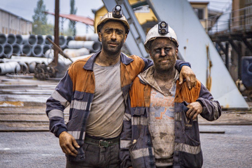 Salida de un relevo de trabajadores. Pozo Nicolasa. Ablaña. Mieres. Asturias 2024