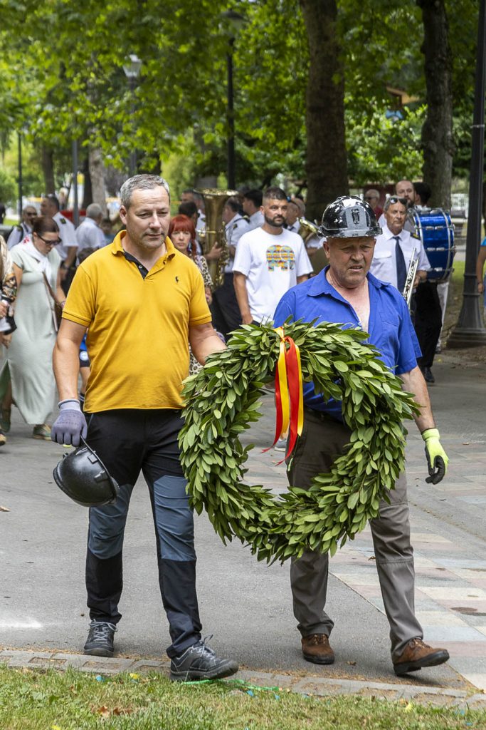 Ofrenda Floral en el monumento al minero. 76 Concurso Nacional de Entibadores Mineros. Langreo. Asturias 2024