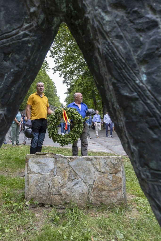 Ofrenda Floral en el monumento al minero. 76 Concurso Nacional de Entibadores Mineros. Langreo. Asturias 2024