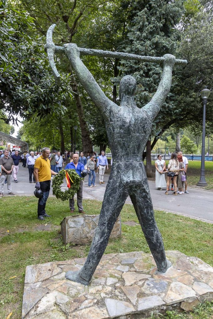 Ofrenda Floral en el monumento al minero. 76 Concurso Nacional de Entibadores Mineros. Langreo. Asturias 2024