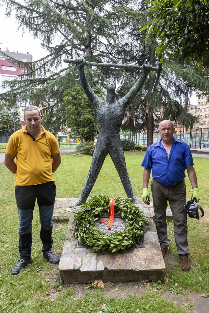 Ofrenda Floral en el monumento al minero. 76 Concurso Nacional de Entibadores Mineros. Langreo. Asturias 2024