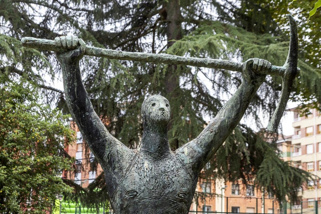 Monumento al minero en el parque Dorado. 76 Concurso Nacional de Entibadores Mineros. Langreo. Asturias 2024