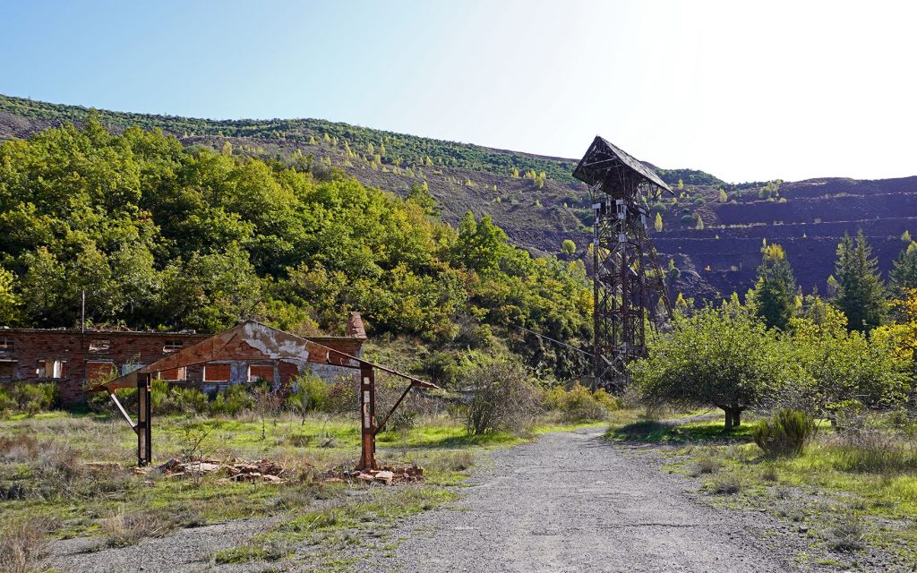 Vista general del castillete del Pozo Ibarra. Ciñera. León. 2024